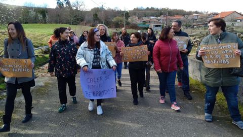 8M en Nogueira de Ramuín.As mulleres de Loureiro saíron en manifestación no 2019 co lema de que tamén elas querían ir ao único bar do pobo. Un ano despois a convocatoria medrou en participación, mantendo o mesmo espíritu festivo e reivindicativo