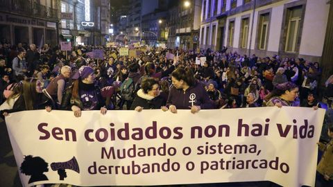 8M en Ourense.La manifestación del Día da Muller recorrió el centro de la ciudad, con sentada delante de la Diputación de Ourense