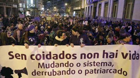 8M en Ourense.La manifestación del Día da Muller recorrió el centro de la ciudad, con sentada delante de la Diputación de Ourense