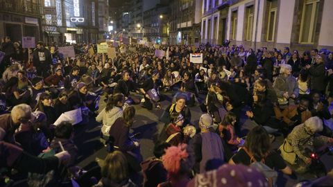 8M en Ourense.La manifestación del Día da Muller recorrió el centro de la ciudad, con sentada delante de la Diputación de Ourense