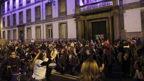 8M en Ourense.La manifestación del Día da Muller recorrió el centro de la ciudad, con sentada delante de la Diputación de Ourense