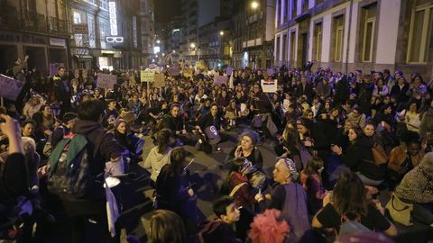 8M en Ourense.La manifestación del Día da Muller recorrió el centro de la ciudad, con sentada delante de la Diputación de Ourense