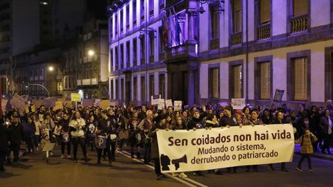 8M en Ourense.La manifestación del Día da Muller recorrió el centro de la ciudad, con sentada delante de la Diputación de Ourense