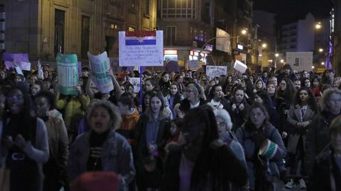 8M en Ourense.La manifestación del Día da Muller recorrió el centro de la ciudad, con sentada delante de la Diputación de Ourense