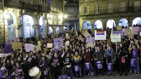 8M en Ourense.La manifestación del Día da Muller recorrió el centro de la ciudad, con sentada delante de la Diputación de Ourense