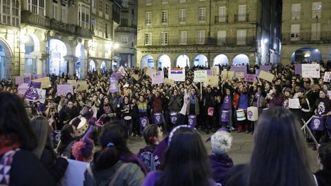 8M en Ourense.La manifestación del Día da Muller recorrió el centro de la ciudad, con sentada delante de la Diputación de Ourense