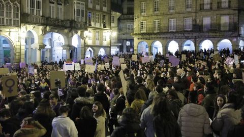 8M en Ourense.La manifestación del Día da Muller recorrió el centro de la ciudad, con sentada delante de la Diputación de Ourense