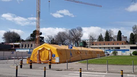 Hospital de campaña montada en el aparcamiento del centro sanitario São João, de Oporto