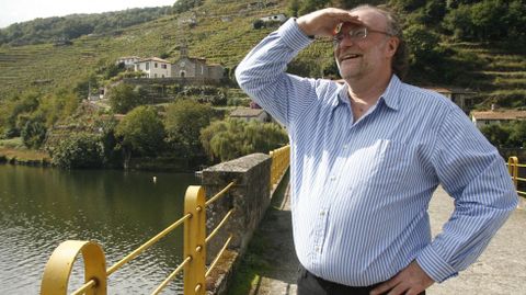 John Gilman, en el puente de Belesar, durante la visita que realizó en el 2014 a la Ribeira Sacra