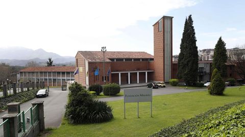 El colegio Fundacin Masaveu de Oviedo ha suspendido las clases tras el positivo por coronavirus de uno de sus docentes, ante la necesidad de estudiar la posible cadena de transmisin