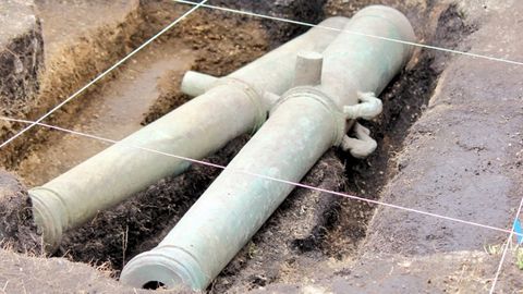 Las dos piezas de artillería encontradas en la ciudad Rey Don Felipe pesan unos cuatrocientos kilos y miden aproxidamente dos metros