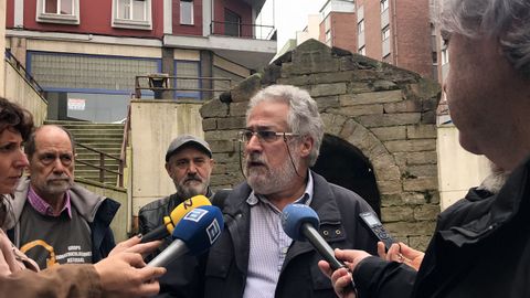 José María Rosell, portavoz del Grupo de Inmatriculaciones Asturias, atiende a los medios delante de la fuente de La Foncalada