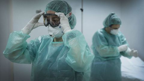 Equipo encargado de recoger las muestras sospechosas de coronavirus, en el Chuac