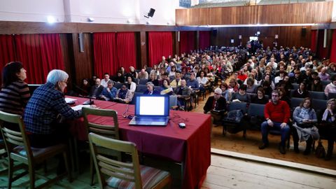 La consejera de Educacin, Carmen Surez (2i), durante la reunin mantenida este martes con las direcciones de los centros educativos de Asturias 