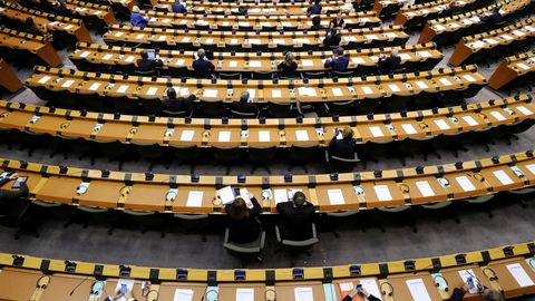 Vista general del hemiciclo del Parlamento Europeo durante la sesión plenaria mensual, reducida por el coronavirus.
