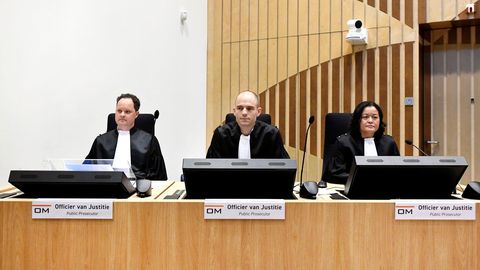 Los fiscales  Thijs Berger, Ward Ferdinandusse y Dedy Woei-a-Tsoi, en el segundo da de juicio sobre este caso en el tribunal de Schiphol, en las afueras de msterdam