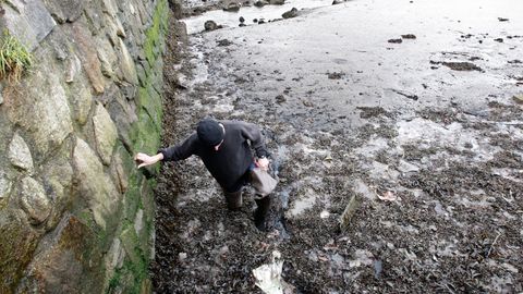 Imagen de archivo de un mariscador mostrando la dificultad de caminar por los lodos de la ría de O Burgo