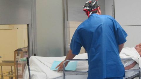 Imagen de archivo de un celador trasladando a un paciente