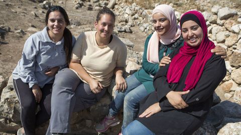 En la imagen, las protagonistas del audiovisual: las tres arqueólogas palestinas y la restauradora Blanca Sicilia