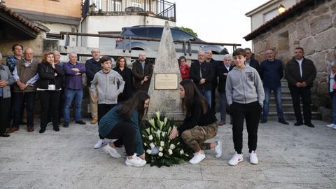 Los vecinos dedican una ofrenda floral cada 11-M a las víctimas de los atentados de 2004 en Madrid.