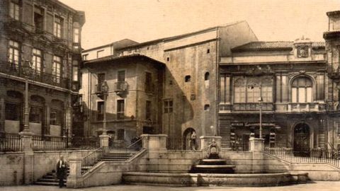 Una postal de la esquina de la plaza de la Catedral con la Casa de la Ra, quiz el palacio en uso ms antiguo de Oviedo