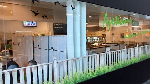 La cafetería del HULA, separada por biombos