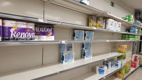 Supermercado en Vigo con escasez de papel higiénico