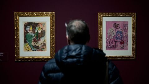 Un visitante contempla dos de las obras de Chagall expuestas en la Fundación Barrié