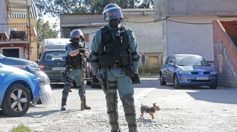 Operativo antidroga de la Guardia Civil en el poblado de O Vao