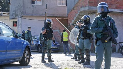 Operativo antidroga de la Guardia Civil en el poblado de O Vao