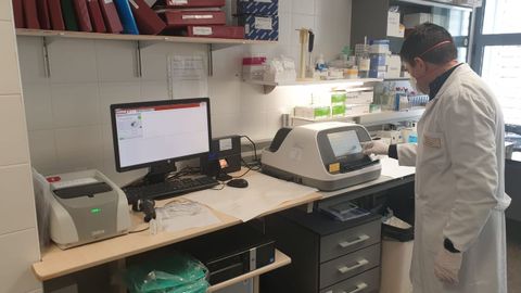 Nueva máquina instalada en el Chuac por la crisis del coronavirus para los test rápidos del Covid-19