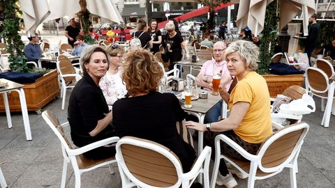 Varias personas disfrutan en una terraza del centro de Madrid, ayer viernes.