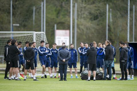 Francesc Arnau y Federico Gonzlez se renen con la plantilla en un entrenamiento en El Requexn