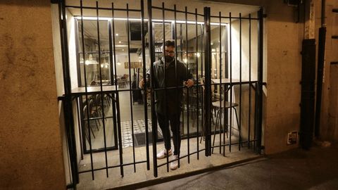 Antes de las doce de la noche, este hostelero echaba el cierre en su local de A Coruña