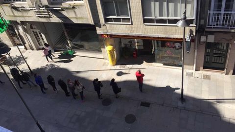 Gente haciendo cola para comprar tabaco en Marín