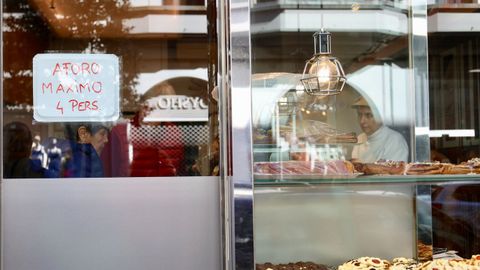 Panadería en Santiago limitando el aforo durante el primer día de estado de alarma por el coronavirus