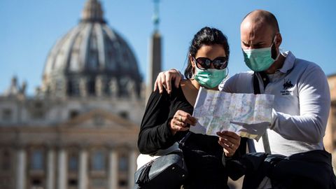 Una pareja de turistas, el pasado lunes, en el Vaticano