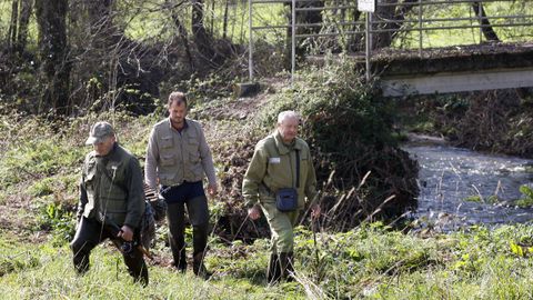 Momento en que los dos pescadores salen del puente de Asper y se marchan de la orilla del río Asma con el agente de Medio Ambiente