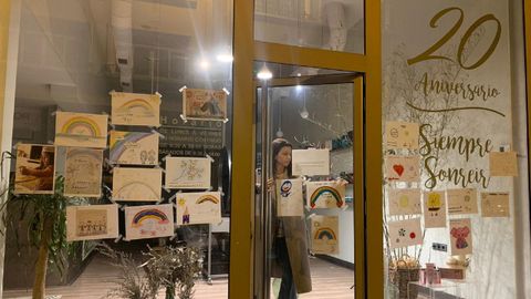 La peluquería de Marina Allegue, en Ferrol, cuelga dibujos infantiles en su escaparate para mostrar su optimismo ante el coronavirus
