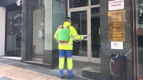 Trabajadores municipales desinfectando bancos, portales y otras zonas públicas de Ourense