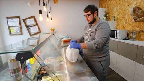 Servicio de cátering en Viveiro atendiendo pedidos durante el estado de alarma. Solo para trabajar o comprar productos básicos debe salirse de casa