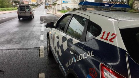 Policía Local de Narón en la rotonda de Freixeiro preparada para realizar controles e identificaciones