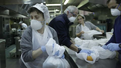 Actividad en la cocina económica de A Coruña este domingo