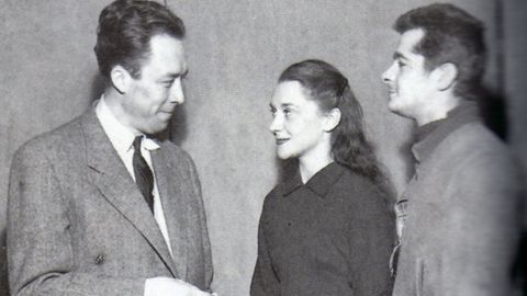 El escritor Albert Camus, a la izquierda, junto a la actriz gallega María Casares. Conocida en Francia como Maria Casarès, nació en A Coruña en 1922. Su padre, Santiago Casares Quiroga, fue presidente del Gobierno de la Segunda República y su madre, Gloria Pérez, era hija de una cigarrera coruñesa. En 1931 se trasladaron a Madrid por el trabajo como político del padre. En 1936, después del golpe militar, cruzaron la frontera por tren desde los Pirineos