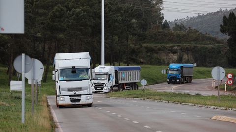 Camiones en las inmediaciones de la fbrica de Alcoa en San Cibrao