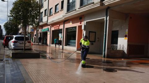 Limpieza de calles en el entorno de la avenida de Vigo de Pontevedra