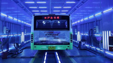 Un autobus chino se somete a un baño de luz ultravioleta para acabar con el virus