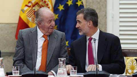 El rey Felipe VI junto a su padre, durante la reunión del patronato de la Fundación Cotec del 2019