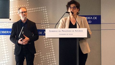 El director general de Salud Pública, Rafael Cofiño (i), y la gerente de Servicio de Salud del Principado (Sespa), Concepción Saavedra,