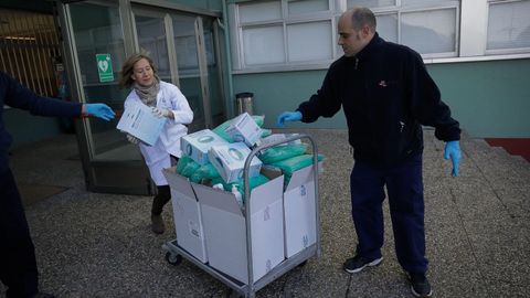 CIFP Ánxel Casal, entrega de su estocaje de material, guantes y mascarillas, para el Chuac por la pandemia del coronavirus